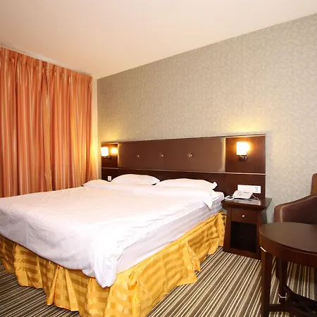 1 City Hotel